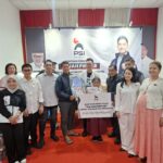 DPD PSI Kota Semarang saat memberikan salurkan bantuan pendidikan melalui Gajah Pintar (Dok. Rina)
