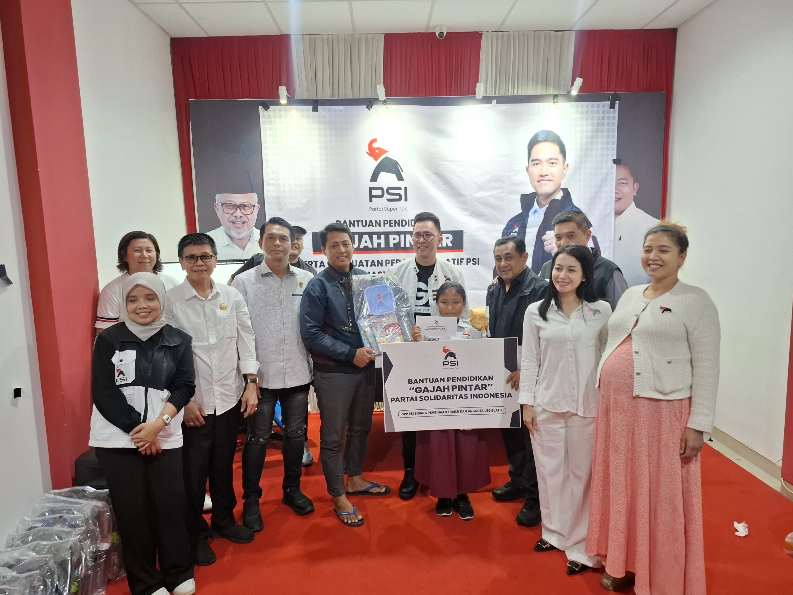 DPD PSI Kota Semarang saat memberikan salurkan bantuan pendidikan melalui Gajah Pintar (Dok. Rina)