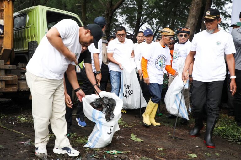 Gerakan Jawa Tengah ASRI resmi diluncurkan di Pantai Jodo Batang, diikuti 35 kepala daerah. Dari bersih pantura, biopori ASN, hingga PLTSa Solo, komitmen lawan sampah digaungkan serentak.