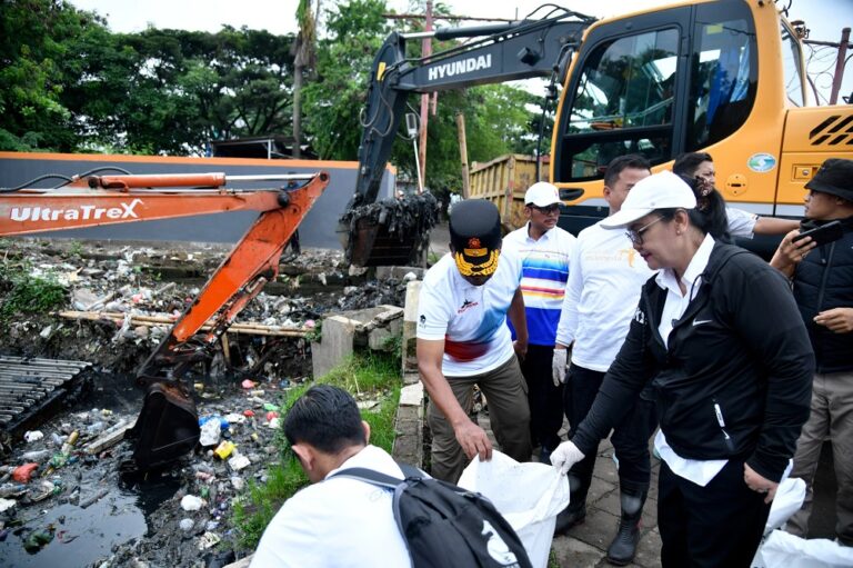 Wali Kota Semarang Agustina Wilujeng pimpin aksi bersih sungai di Kali Tawang Mas. 1,1 ton sampah diangkut untuk kurangi risiko banjir.