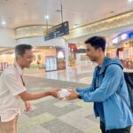PT Angkasa Pura Indonesia membagikan 3.000 takjil gratis di Bandara Jenderal Ahmad Yani Semarang selama Ramadan, lengkap dengan musik Islami dan fasilitas ibadah nyaman.