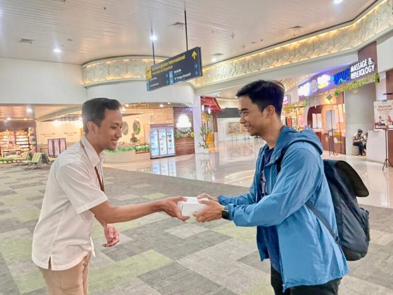 PT Angkasa Pura Indonesia membagikan 3.000 takjil gratis di Bandara Jenderal Ahmad Yani Semarang selama Ramadan, lengkap dengan musik Islami dan fasilitas ibadah nyaman.