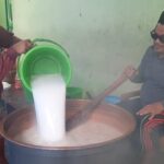 Menjaga Warisan Ramadan, Bubur India Seabad di Masjid Djami Pekojan Masih Dimasak dengan Kayu Bakar