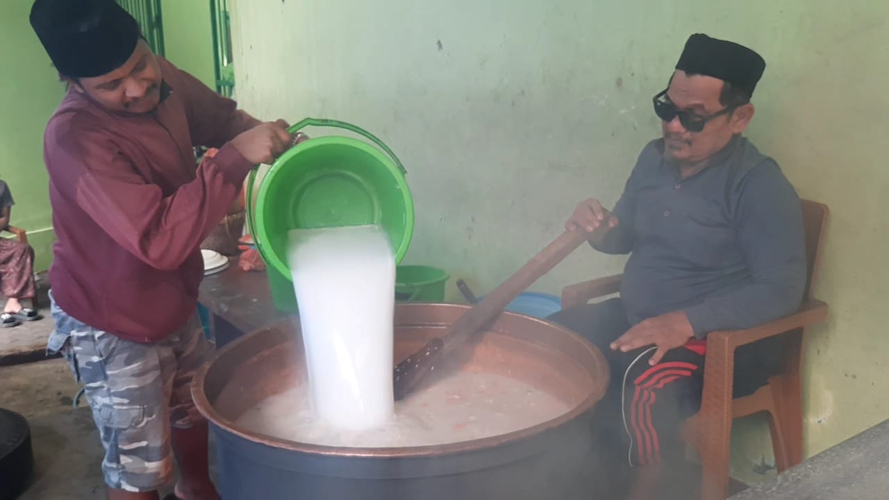 Menjaga Warisan Ramadan, Bubur India Seabad di Masjid Djami Pekojan Masih Dimasak dengan Kayu Bakar