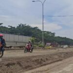 Proyek Jalan Kaligawe Semarang dihentikan dua pekan jelang mudik Lebaran 2026. Polisi terapkan contraflow arah Demak untuk cegah kemacetan parah.