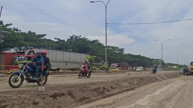 Proyek Jalan Kaligawe Semarang dihentikan dua pekan jelang mudik Lebaran 2026. Polisi terapkan contraflow arah Demak untuk cegah kemacetan parah.