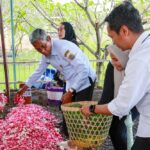 Sekda Jateng Sumarno menghadiri pemakaman Dra. Inayah Sri Suwani, mertua Gubernur Ahmad Luthfi, di TPU Pracimaloyo Sukoharjo. Keluarga sampaikan permohonan maaf dan doa.