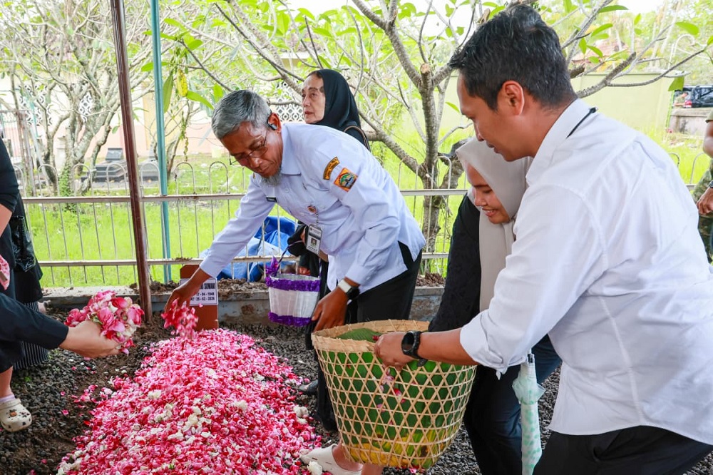 Sekda Jateng Sumarno menghadiri pemakaman Dra. Inayah Sri Suwani, mertua Gubernur Ahmad Luthfi, di TPU Pracimaloyo Sukoharjo. Keluarga sampaikan permohonan maaf dan doa.