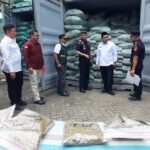 Bea Cukai Tanjung Emas Semarang menggagalkan ekspor ilegal 90,2 ton kratom tujuan India senilai Rp4,96 miliar. Empat tersangka ditetapkan atas dugaan pemalsuan dokumen.
