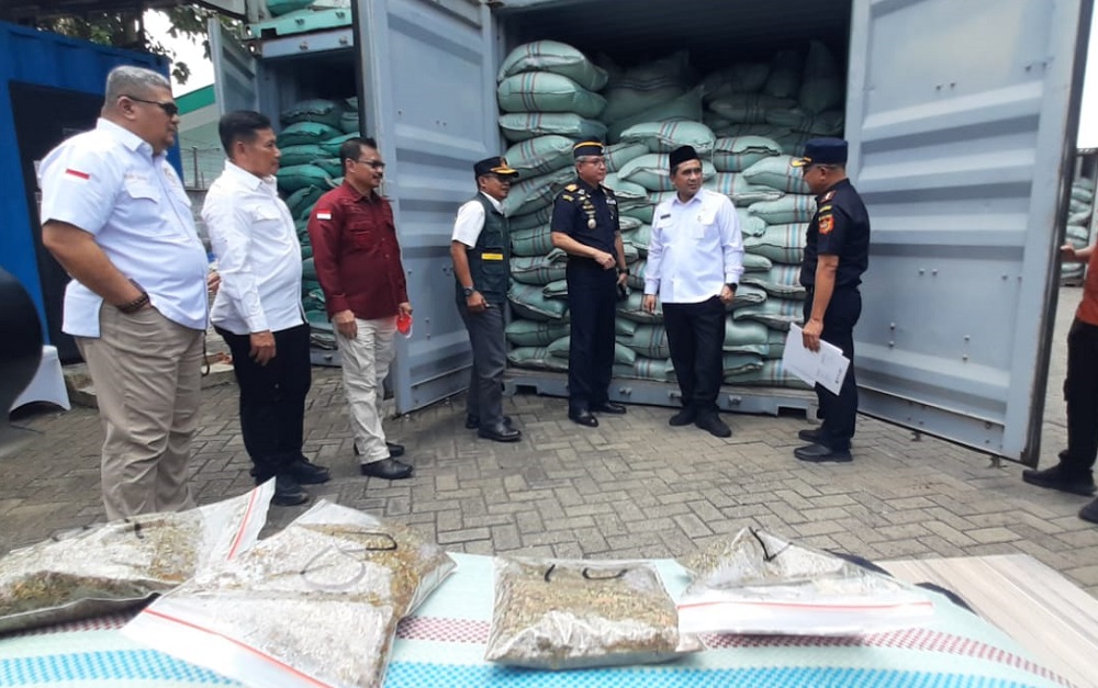 Bea Cukai Tanjung Emas Semarang menggagalkan ekspor ilegal 90,2 ton kratom tujuan India senilai Rp4,96 miliar. Empat tersangka ditetapkan atas dugaan pemalsuan dokumen.