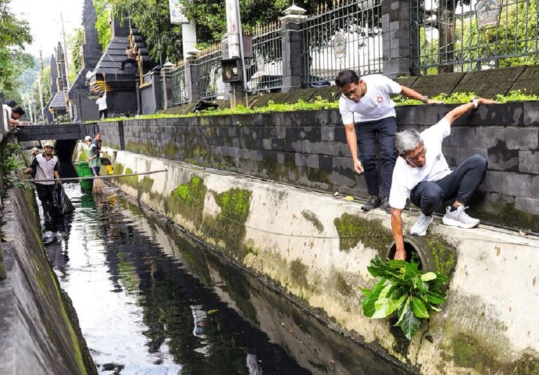 Sekda Jateng Sumarno mengajak ASN menjadi duta pengelolaan sampah demi target 100 persen pengelolaan tahun 2029 dalam Gerakan Resik-Resik Kantor di Semarang.