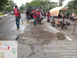 Pemkot Semarang percepat tambal jalan berlubang jelang Lebaran 2026. Target H-10 tuntas, termasuk jalur alternatif Wates Gondorio Ngaliyan demi mudik aman dan lancar.