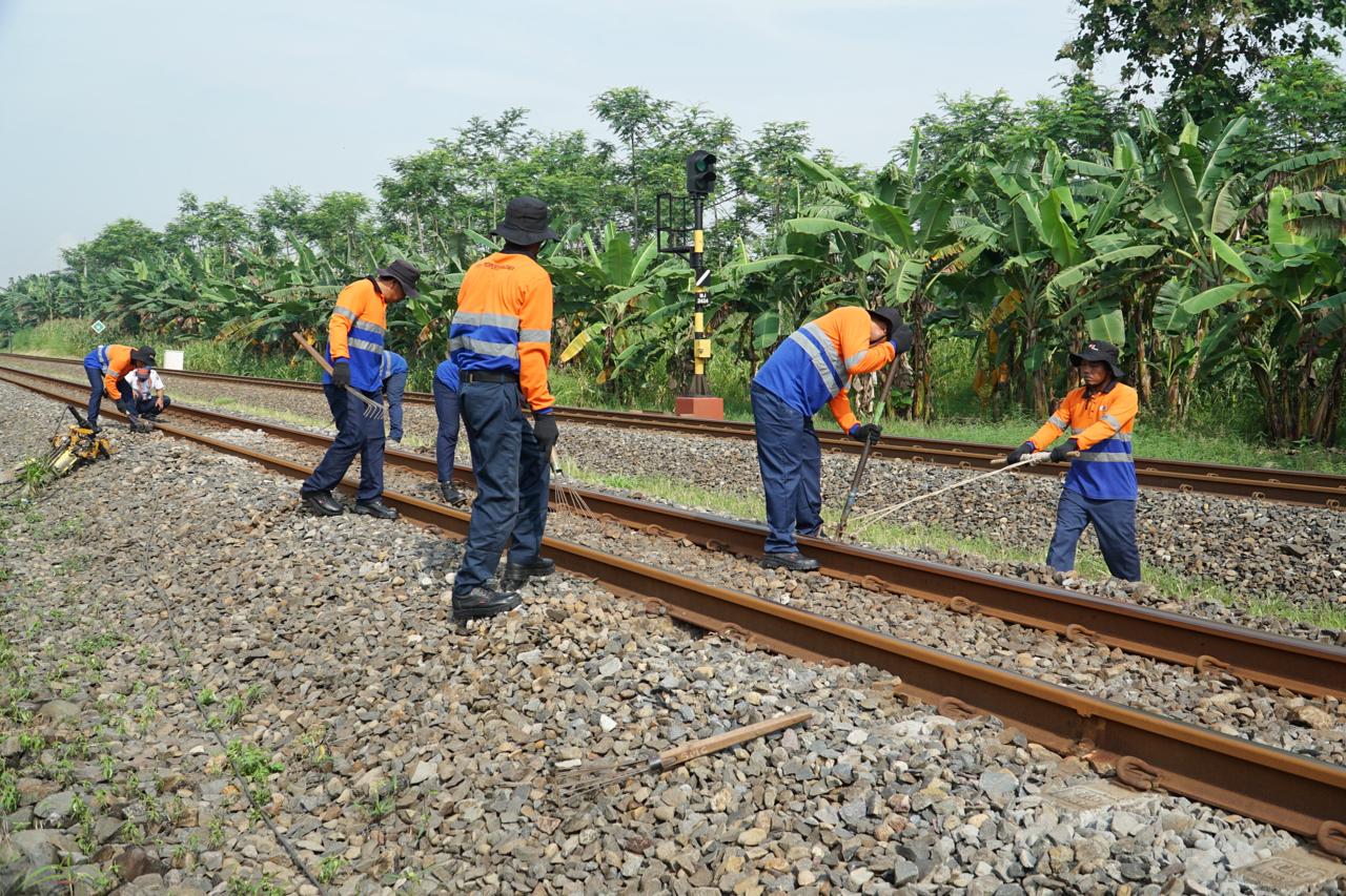 KAI Daop 4 Semarang intensifkan perawatan 677 km jalur rel jelang Angkutan Lebaran 2026. AMUS disiagakan di 5 stasiun untuk jamin keselamatan dan ketepatan waktu.