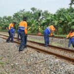 PT Kereta Api Indonesia melalui Daop 4 Semarang mengintensifkan perawatan 677 kilometer jalur rel jelang Angkutan Lebaran 2026. Petugas siaga 24 jam di titik rawan banjir dan longsor demi memastikan perjalanan kereta tetap aman dan tepat waktu.