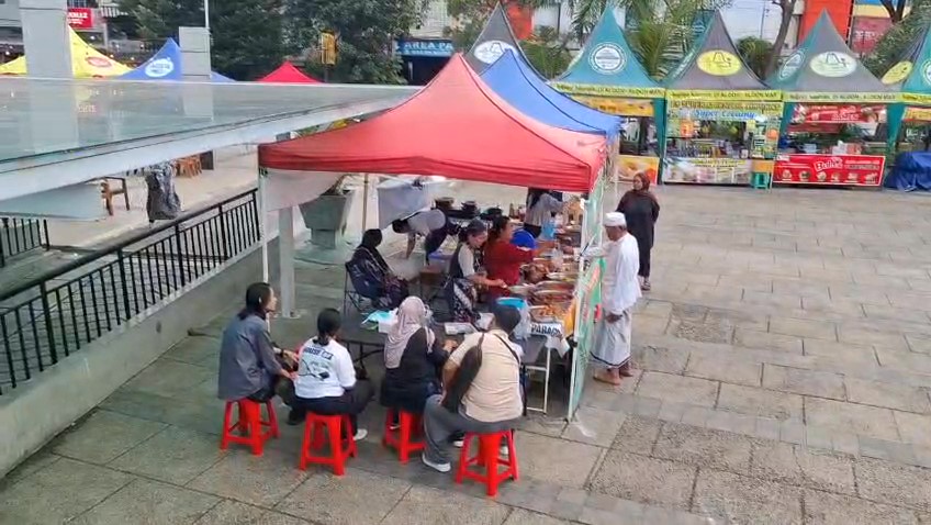 Petis bumbon khas Kota Semarang jadi primadona Ramadan. Di kawasan Alun-Alun Masjid Agung Semarang, kuliner telur bebek ini laris manis setiap sore.