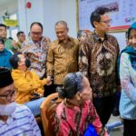 CEK KESEHATAN GRATIS: Gubernur Jateng, Ahmad Luthfi mendampingi Menkes Budi Gunadi Sadikin saat meninjau Cek Kesehatan Grati di Semarang
