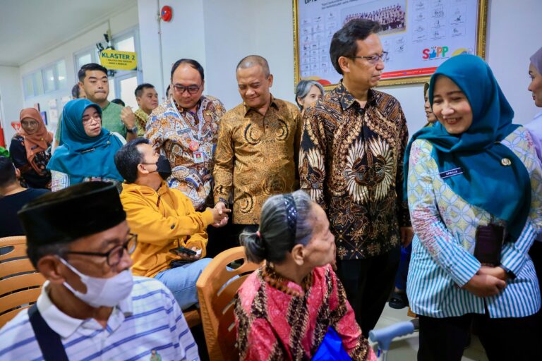 CEK KESEHATAN GRATIS: Gubernur Jateng, Ahmad Luthfi mendampingi Menkes Budi Gunadi Sadikin saat meninjau Cek Kesehatan Grati di Semarang