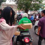 Aksi Nyeleneh Tapi Penuh Makna, Komunitas Horor Semarangker Bagi 400 Takjil di Jalan Dr Kariadi