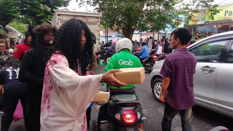 Aksi Nyeleneh Tapi Penuh Makna, Komunitas Horor Semarangker Bagi 400 Takjil di Jalan Dr Kariadi