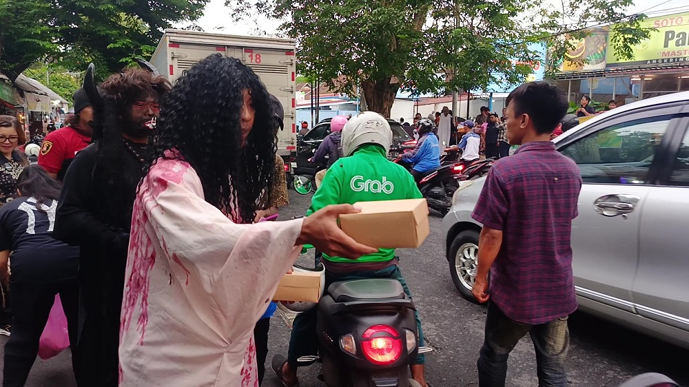 Aksi Nyeleneh Tapi Penuh Makna, Komunitas Horor Semarangker Bagi 400 Takjil di Jalan Dr Kariadi