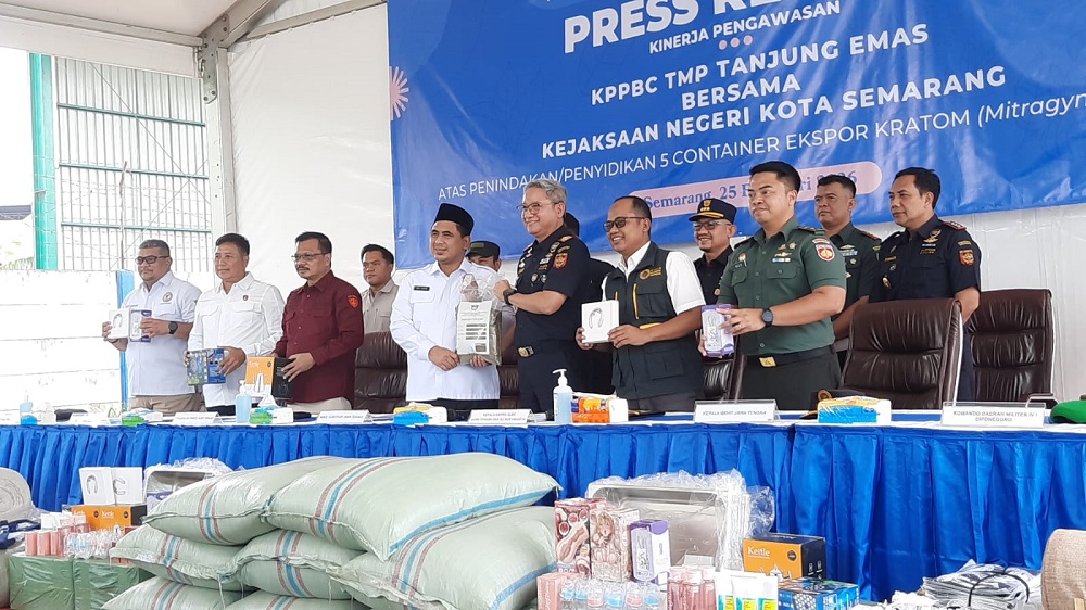 Bea Cukai Tanjung Emas mencatat penerimaan Rp2,32 triliun pada 2025 atau 111,78 persen dari target. Bea Masuk dominan, pengawasan diperketat.