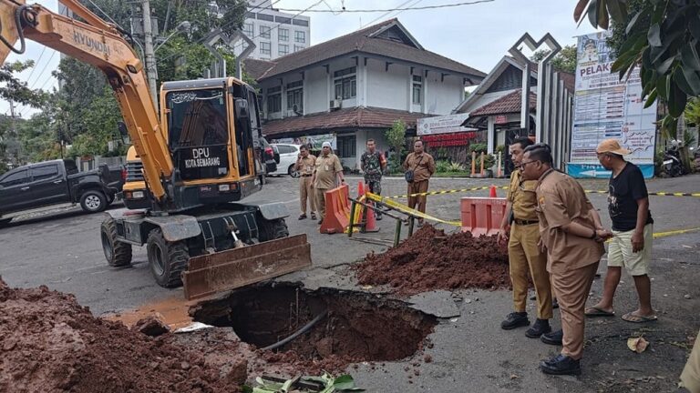 Lubang 3 Meter Menganga di Jatingaleh Semarang, DPU Selidiki Pertemuan Box Culvert dan Buis Beton