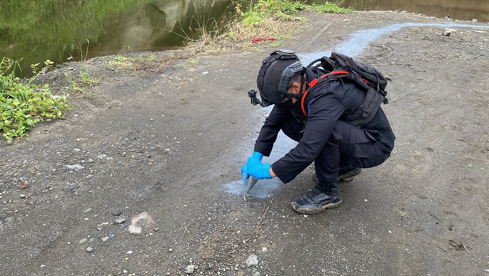 Ratusan ons bahan baku petasan dimusnahkan Polres Kendal bersama Tim Jibom Satbrimob Polda Jateng di tambang Kaliwungu Selatan.