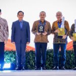 Gubernur Jawa Tengah Ahmad Luthfi raih penghargaan nasional pengelolaan sampah 2026. Targetkan 14 TPST baru, tutup open dumping, dan olah 6,36 juta ton sampah per tahun.