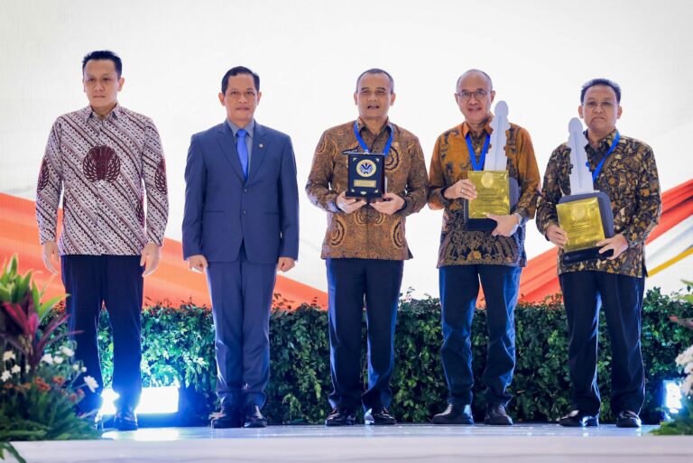 Gubernur Jawa Tengah Ahmad Luthfi raih penghargaan nasional pengelolaan sampah 2026. Targetkan 14 TPST baru, tutup open dumping, dan olah 6,36 juta ton sampah per tahun.