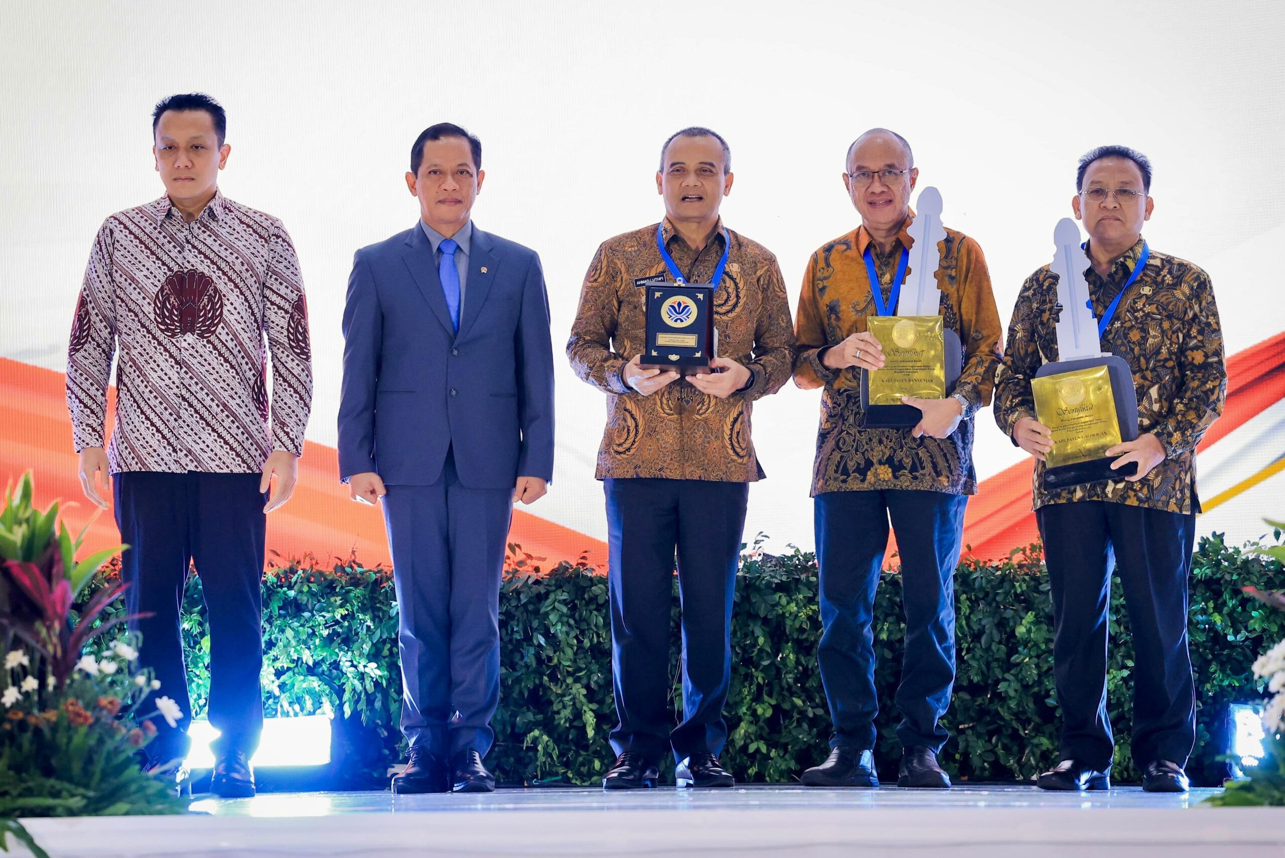Gubernur Jawa Tengah Ahmad Luthfi raih penghargaan nasional pengelolaan sampah 2026. Targetkan 14 TPST baru, tutup open dumping, dan olah 6,36 juta ton sampah per tahun.