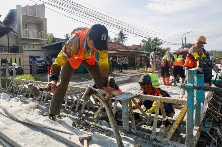 Sebanyak 17,7 juta orang diprediksi masuk Jawa Tengah saat mudik Lebaran 2026. Terdapat 69 titik rawan macet, banjir, dan longsor di jalur nasional.