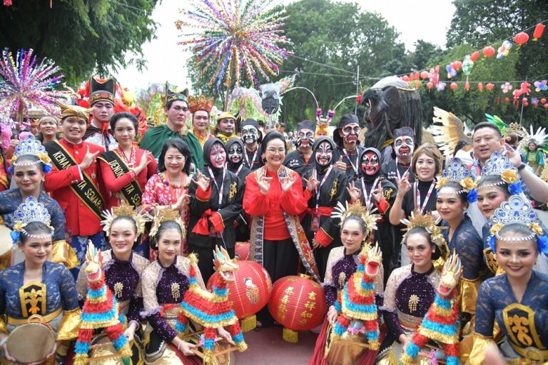 Wali Kota Semarang, Agustina Wilujeng, hadir langsung mendampingi kontingen budaya Kota Semarang dalam Parade Imlek Nusantara 2026 di Lapangan Banteng, Sabtu (28/2).
