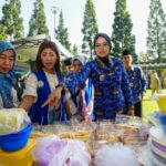 Wakil Wali Kota Salatiga Nina Agustin resmi membuka Bazar Korpri di halaman Pemkot Salatiga yang diikuti puluhan stan UMKM dan penjualan bahan pokok menjelang Idulfitri.