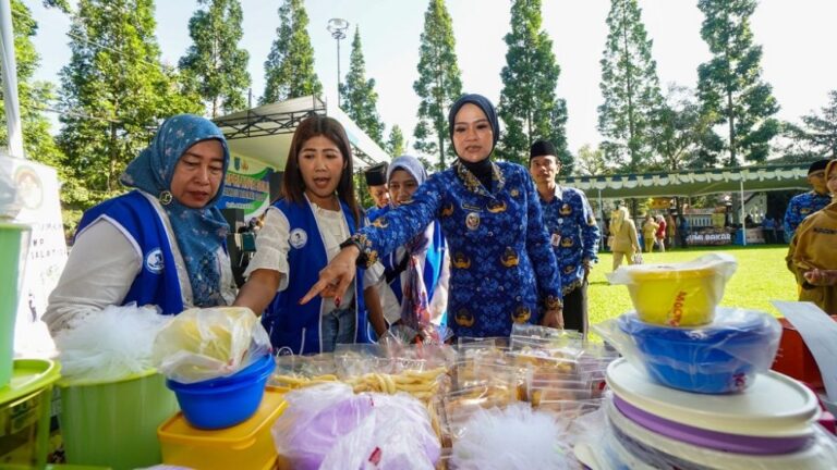 Wakil Wali Kota Salatiga Nina Agustin resmi membuka Bazar Korpri di halaman Pemkot Salatiga yang diikuti puluhan stan UMKM dan penjualan bahan pokok menjelang Idulfitri.