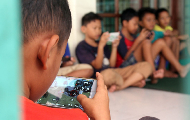 Disdik Kota Semarang menyiapkan surat edaran pembatasan penggunaan HP di sekolah. Siswa hanya boleh memakai gawai untuk pembelajaran dengan pendekatan disiplin positif.