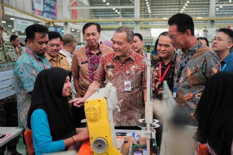THR Buruh Dipastikan Cair Tepat Waktu, Ahmad Luthfi Cek Langsung Perusahaan di Salatiga