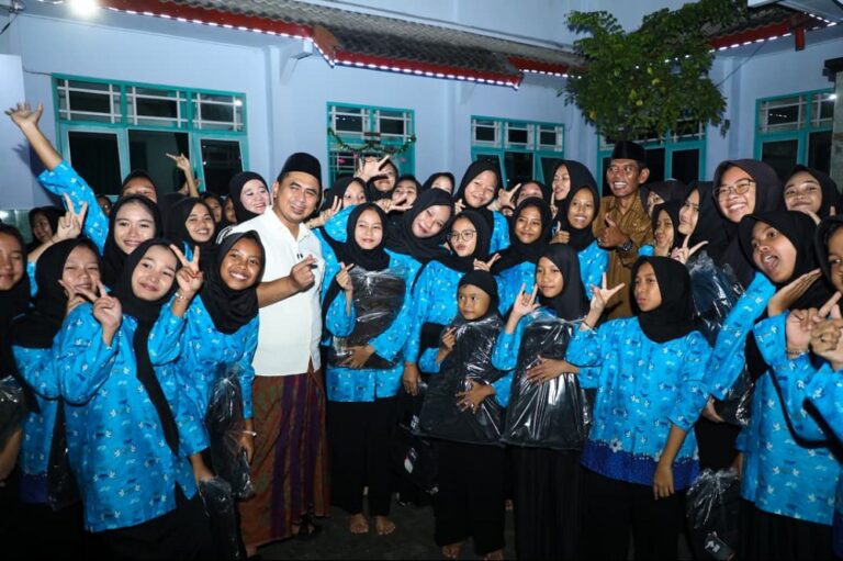 Wakil Gubernur Jawa Tengah Taj Yasin Maimoen menjanjikan upaya pemberian beasiswa kuliah bagi anak-anak Panti Asuhan Kasih Mesra saat kunjungan di Demak.