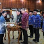 Sebanyak 354 pejabat Pemkot Semarang dilantik di Balaikota. Wali Kota Agustina Wilujeng Pramestuti menegaskan jabatan ASN tidak boleh diwarnai praktik permintaan uang.