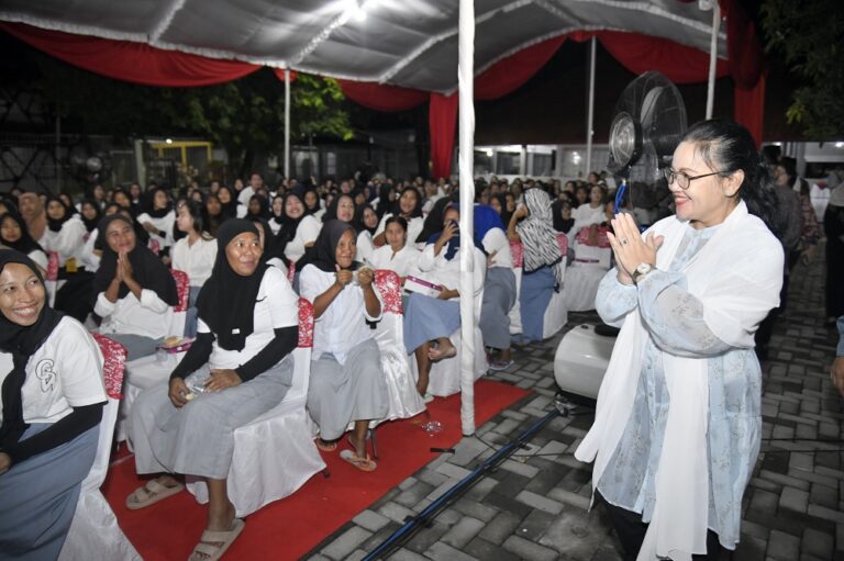 Wali Kota Semarang Agustina Wilujeng tarawih keliling di Lapas Perempuan Bulu dan menyerahkan 300 Al-Qur’an untuk warga binaan sebagai bagian dari silaturahmi Ramadan.