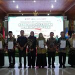 Sebanyak 122 guru di Cilacap menerima SK tugas tambahan sebagai kepala sekolah dari Bupati Syamsul Auliya Rachman untuk meningkatkan mutu pendidikan daerah.