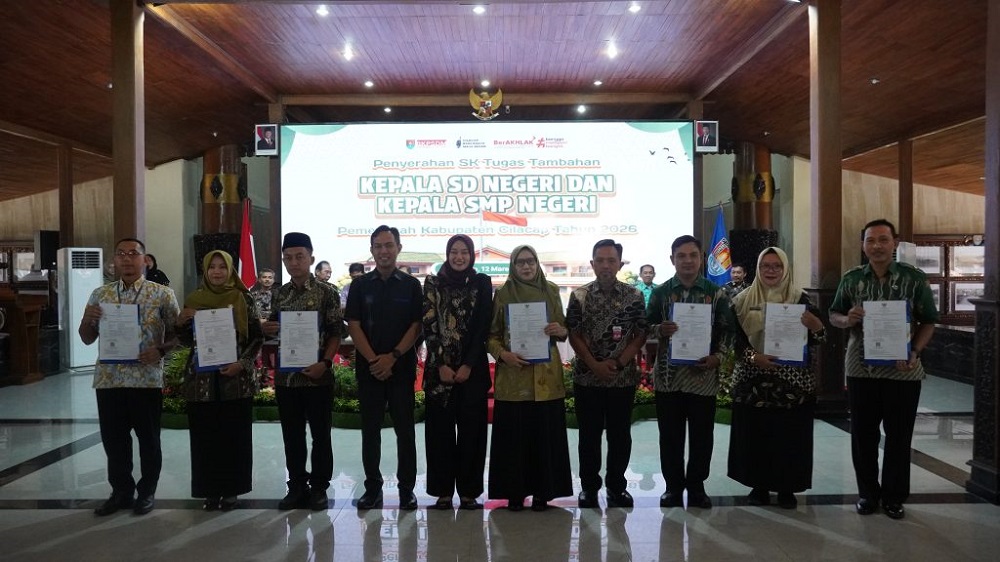 Sebanyak 122 guru di Cilacap menerima SK tugas tambahan sebagai kepala sekolah dari Bupati Syamsul Auliya Rachman untuk meningkatkan mutu pendidikan daerah.