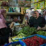 Gubernur Jawa Tengah Ahmad Luthfi bersama Menteri Perdagangan Budi Santoso memantau harga dan pasokan bahan pokok di Pasar Baru Kudus menjelang Eid al-Fitr 2026.