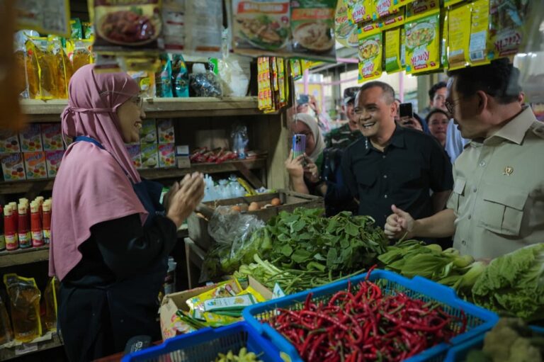 Gubernur Jawa Tengah Ahmad Luthfi bersama Menteri Perdagangan Budi Santoso memantau harga dan pasokan bahan pokok di Pasar Baru Kudus menjelang Eid al-Fitr 2026.