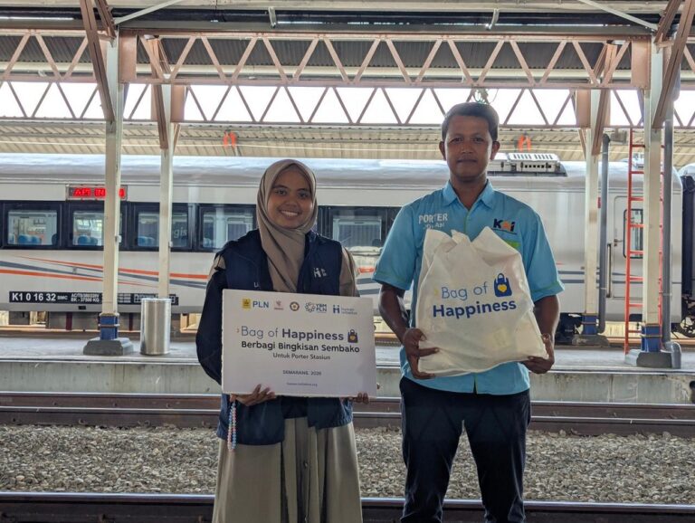 Sebanyak 78 porter di Stasiun Semarang Tawang dan Poncol menerima bingkisan sembako melalui program Bag of Happiness yang digelar PLN UP3 Semarang bersama Human Initiative.
