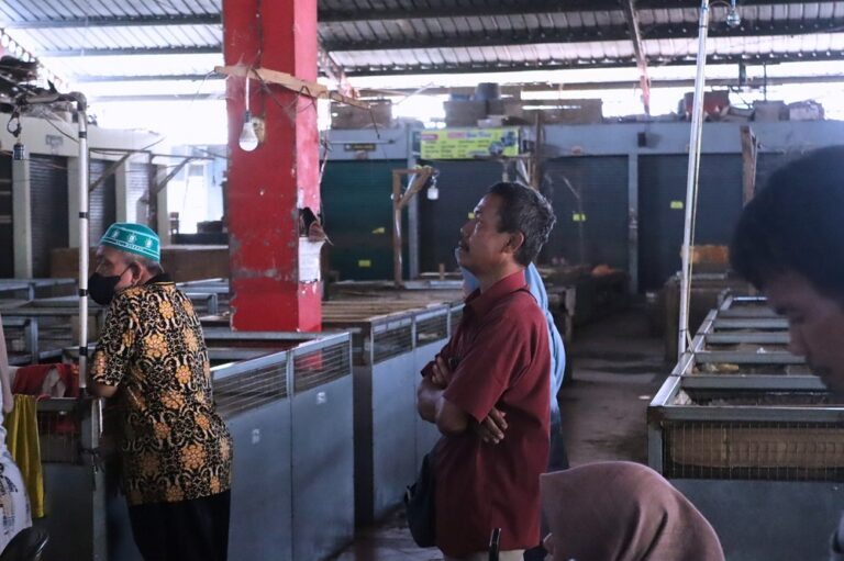 Pemkab Banyumas mulai relokasi pedagang Pasar Wage Purwokerto. Sebanyak 416 pedagang mengikuti undian digital untuk menempati 425 lapak baru.