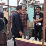 Bupati Arief Rohman bersama Wakil Bupati Sri Setyorini meninjau lokasi kebakaran pasar darurat di Ngawen dan menyerahkan bantuan Rp33,5 juta kepada sembilan korban.