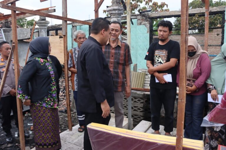 Bupati Arief Rohman bersama Wakil Bupati Sri Setyorini meninjau lokasi kebakaran pasar darurat di Ngawen dan menyerahkan bantuan Rp33,5 juta kepada sembilan korban.