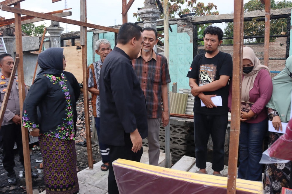 Bupati Arief Rohman bersama Wakil Bupati Sri Setyorini meninjau lokasi kebakaran pasar darurat di Ngawen dan menyerahkan bantuan Rp33,5 juta kepada sembilan korban.