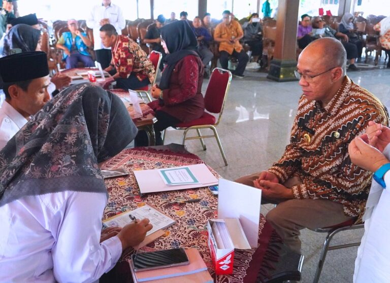 BAZNAS Kabupaten Banyumas menggelar Gerakan Cinta Zakat di Pendopo Si Panji. Bupati Banyumas mengajak ASN menunaikan zakat melalui sistem payroll guna memperkuat solidaritas sosial dan kesejahteraan masyarakat.
