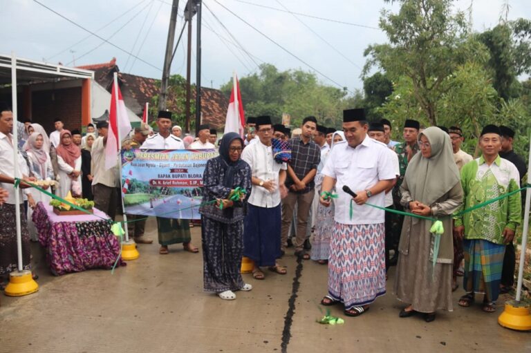 Bupati Arief Rohman meresmikan jalan kabupaten ruas Brabowan–Giyanti di Desa Brabowan, Kecamatan Sambong, Blora. Jalan sepanjang 2,7 kilometer dengan anggaran Rp6,9 miliar dari APBD 2025